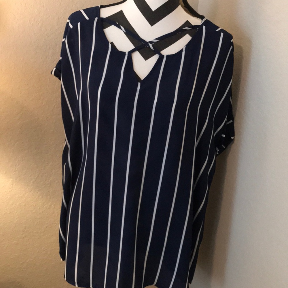 Stripped criss cross top✔️